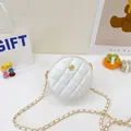 Bolso circular acolchado blanco con detalle de camelia dorada para niñas pequeñas - Blanco