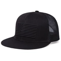 Detalle de gorra snapback negra con bordado 3D de bandera USA y parte trasera de malla - Malla Negra