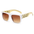 Lunettes de soleil blanches à haut plat avec chaîne dorée et verres dégradés - Monture Blanche Branche Dorée Double Verre Thé