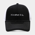 Λεπτομέρεια του κεντήματος 'it is what it is' σε καπέλο trucker με πλέγμα mesh - Ρυθμιζόμενο / Μαύρο με λευκό δίχτυ