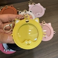 Nahaufnahme von Katzen-Anstecktaschen aus Kunstleder mit Klarsichtfenster in bunten Farben - 58mm / Gelb