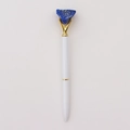 Detailansicht weißer Kugelschreiber mit blauem Rohstein in goldener Fassung - Lapislazuli