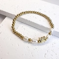 Detail of beaded bracelet with golden beads, freshwater pearls and butterfly charm - Butterfly / Gold