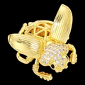 Ciondolo a forma di scarabeo dorato con zirconi e ali geometriche su sfondo nero - Gabbia Vuota Maggiolino (5)