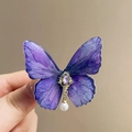 Détail du clip papillon violet avec ailes dégradées, pierre centrale et perle pendante - Violet
