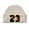 Detalle de gorro de punto con bordado del número 23 en el borde doblado y tejido acanalado - Sombrero Beige - Letras Negro/Oro
