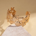 Dettaglio del bracciale aperto dorato con conchiglie e stelle marine su pietra naturale - Stile Misto Stella Marina e Conchiglia / Oro