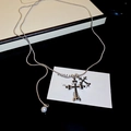 Dettaglio collana a catena serpente argento con ciondolo a croce nera e perla - Stile Croce con Zircone Nero e Catena a Serpente / Argento