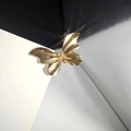 Pince à cheveux papillon dorée élégante avec accents en cristal et ailes texturées - Doré