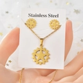 Dettaglio di un set di gioielli in acciaio inossidabile dorato con ingranaggi e stelle - Stella a Ingranaggio (TT-021)