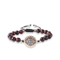 Nahaufnahme von Natursteinperlen mit goldenem Evil Eye Anhänger und verstellbarer Schnur - Rotes Tigerauge Böser Blick / Rot