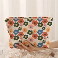 Dettaglio della borsa per cosmetici in velluto a coste floreale con zip dorata - Multicolore Fiore a Petali (FM91135)