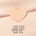 Colgante de corazón en oro rosa pulido de 33 mm presentado sobre tela de seda rosa - Colgante de Agujero Interior Oro Rosa