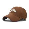 Gros plan de la broderie 3D Nothing blanche sur une casquette en coton marron - Couleur caramel