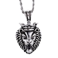Pendente a testa di leone con corona in acciaio inossidabile argento stile hip hop su bianco - Pendente Testa di Leone Ruggente Argento (KP44972)