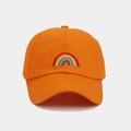 Gros plan de la broderie arc-en-ciel sur une casquette de baseball en coton orange - Réglable / Orange