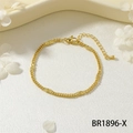 Dettaglio del bracciale a catena dorata con stelle, chiusura a moschettone ed estensione - Stile a Maglia con Pezzo di Metallo a Stella (BR1896-X)