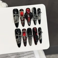 Unghie finte gotiche nere e rosse con croci d'argento e ciondoli ad ala scura - Extra Piccolo (XS) / Croce Gotica Oscura (102-Pointed Stiletto)
