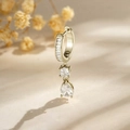Eleganter goldener Tropfenohrring mit birnenförmigem Edelstein-Anhänger in warmem Licht - Hellkaffeegoldener Tropfen-Ohrclip (Einzelstück)