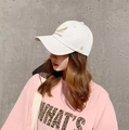 Dettaglio cappellino da baseball bianco in cotone con ricamo Sunshine dorato - Ricamo Grano Sunshine / Bianco