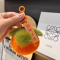 Dettaglio macro del portachiavi a forma di cachi in peluche con pelliccia e ciondolo - 9.5cm Ciondolo in Peluche (Fortuna Continua)