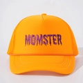Dettaglio del ricamo MOMSTER su un cappello trucker arancione con cordino decorativo - Taglia unica / Arancione