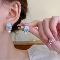 Dettaglio di orecchini vintage a bottone con cristalli blu e piccoli ciondoli di perle - Orecchini a Bottone con Perle a Frammento Blu Bianco Quadrati Retrò (1# Perno Argento-Argento-Blu)