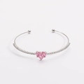 Elegante bracciale rigido argentato con una scintillante pietra di zircone rosa a cuore. - Stile Cuore / Rosa