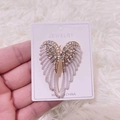 Spilla ad ali d'angelo dorata con piume bianche e brillanti strass di cristallo - Bianco