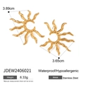 Detailansicht vergoldeter Edelstahl-Ohrringe im Sonnenwellen-Design mit Maßen - Sonnenstrahlen Wellenstil (JDEW2406021)