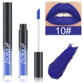 Detail van matte koningsblauwe vloeibare lippenstift met applicator en lip swatch - 10#