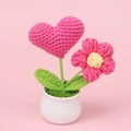 Plante au crochet faite main avec cœur rose et fleur en pot blanc sur fond rose - Rose rouge