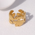 Anillo ancho abierto de acero inoxidable chapado en oro 18k con hoja de ginkgo - Dorado