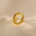 Bague ovale irrégulière plaquée or sur un fond en tissu doux élégant - Doré