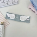 Organizzatore per cavi in denim azzurro con piccole ali di peluche bianche - Fiocco Denim Blu Chiaro