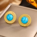 Vue macro de boucles d'oreilles disque en spirale dorée avec insert turquoise rond - Turquoise Bleu Foncé Disque Ondulé Or (E-230)