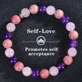 Vue macro de perles de pierre de lune colorées avec intercalaire doré et charme Self-Love - Rose Violet Self-Love (Style B)