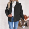 Detalle de chaqueta negra para mujer con cremallera, bolsillos y cuello solapa - S / Negro