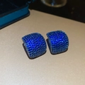Vista dettagliata degli orecchini a lobo in zircone blu reale a forma di U con pavé - Stile a C / Canna di Fucile - Blu
