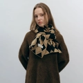 Sciarpa invernale in maglia con motivo a rombi nero e beige ed etichetta di design - Nero & Caffè