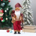 Babbo Natale in piedi da 46cm con cappotto scozzese rosso, lanterna vintage e regali - Quadri Marrone Rosso in Piedi (YJ28023)
