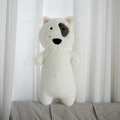 Détail d'un chien en peluche blanc avec patch noir sur l'oeil et broderie rose douce - 65cm / Bull Terrier