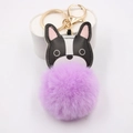 Dettaglio del ciondolo bulldog con pompon in pelliccia viola e gancio in metallo oro - Viola Taro