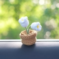 Handgefertigte gehäkelte Mini-Topfpflanze mit weißen Blumen für das Auto-Armaturenbrett - Maiglöckchen Im Topf