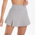 Dettaglio del gonnellino da tennis grigio con spacco laterale e pantaloncini di sicurezza - Grigio Ghiaccio