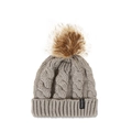 Détail du bonnet en maille torsadée grise avec pompon en fausse fourrure et étiquette Freedom - M (56-58cm) / Gris clair