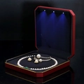 Portagioie ottagonale rosso con luce LED e set di collana di perle e orecchini - Scatola per Perle / Rosso
