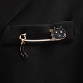 Süße schwarze Emaille-Katzenbrosche mit Schwing-Schwanz an einer schwarzen Anzugtasche - Gold Schwarz Emaille