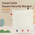 Doudou bébé beige 27x27cm en peluche à pois 3D avec des étiquettes sensorielles - Doudou Carré Beige