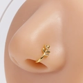 Nicht piercender goldener Nasenclip in Blattform mit Zirkonia auf einem Modell - Goldenes Blatt